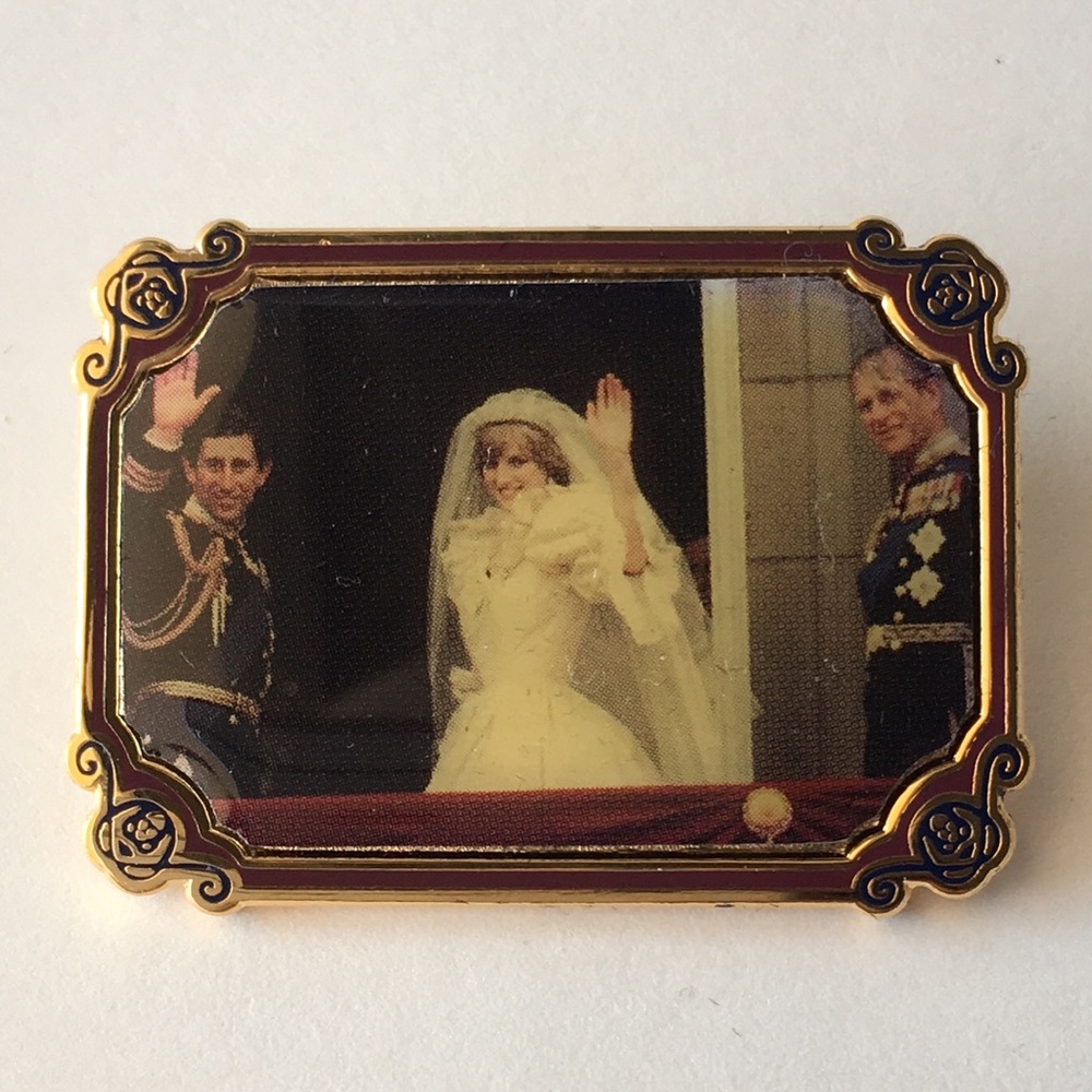 200? MBI Royalty Waves Pin